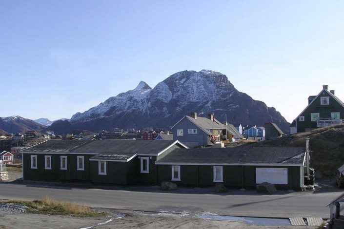 Frontal view of the Sisimiut Youth Hostel with mountain in the background. Photo by Sisimiut Youth Hostel, Visit Greenland
