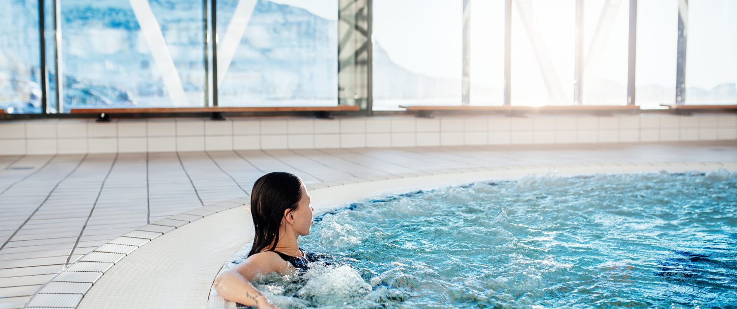 Woman relaxing in the bubble bath in the indoor swimming pool Malik in Nuuk in Greenland. Photo by Rebecca Gustafsson