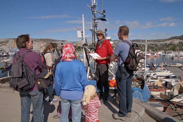 Tourists on a guided sightseeing tour . Photo by Thomas Eltorp, Visit Greenland