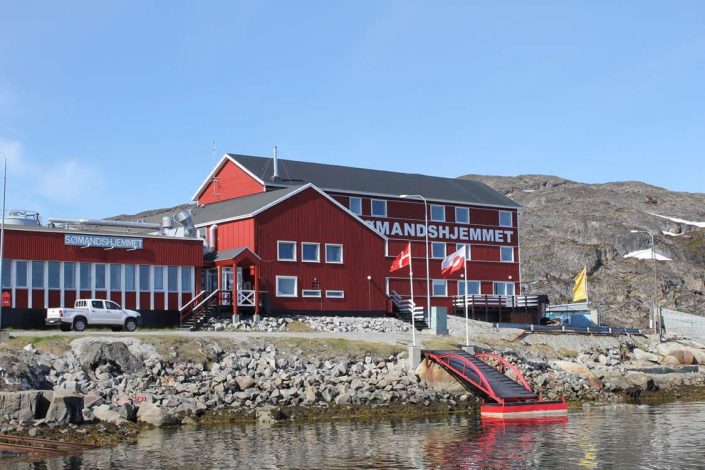 The Aasiaat Seamen's Home from outside on a sunny day. Photo by Aasiaat Sømandshjem