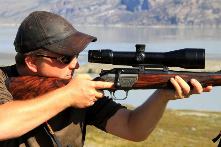 Hunter aiming with hunting rifle in Greenland. Photo by Major Hunting